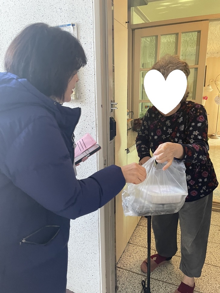 동춘3동 주민자치회는 지난 11일 정월대보름을 맞아 지역 내 홀몸 어르신 30명을 대상으로 오곡밥과 나물이 담긴 도시락을 전달했다